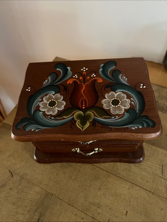 Rosemaling Other - Hand-Painted Rosemaling Artist 
Betty L. Theige  Viroqua, Wisconsin  Jewelry Box